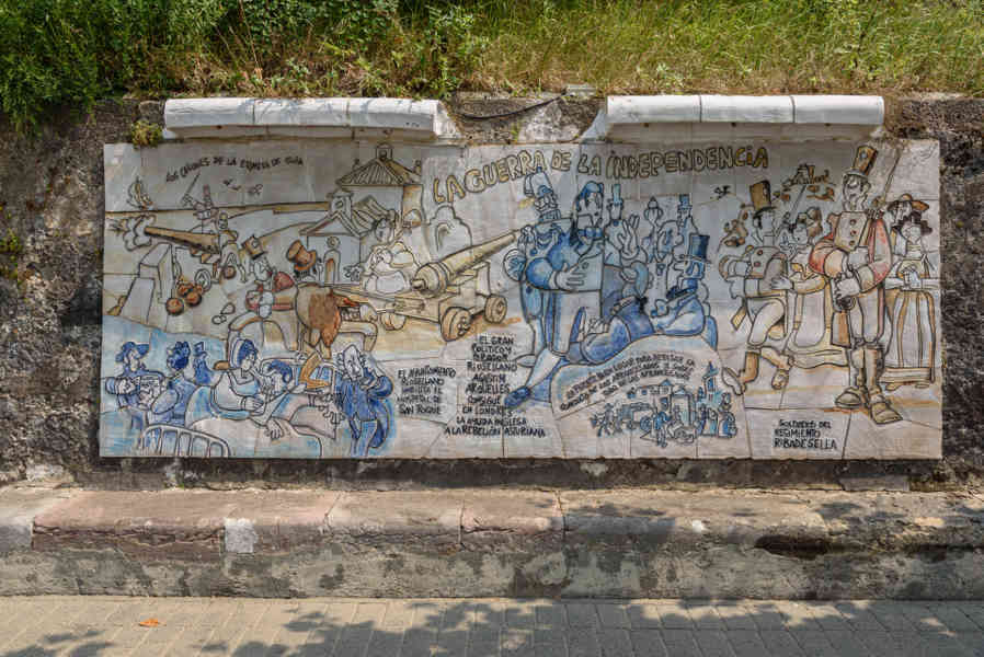 Principado de Asturias 067 - Ribadesella - ruta de la mitología asturiana - ruta histórica del puerto - murales de Mingote.jpg